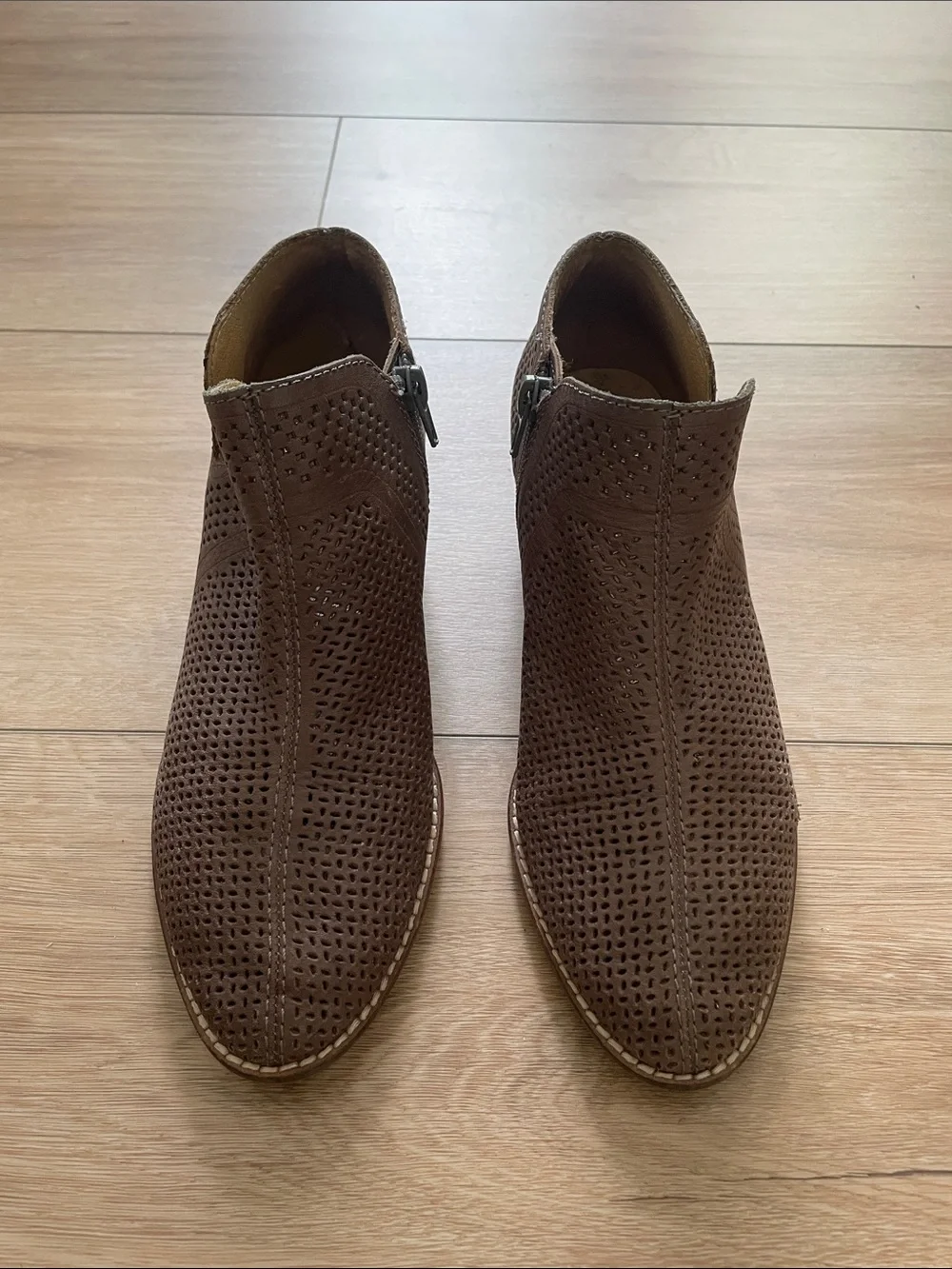 Lucky Brand Brown Perforated Leather Flats Casual 7.5 Slip on #11